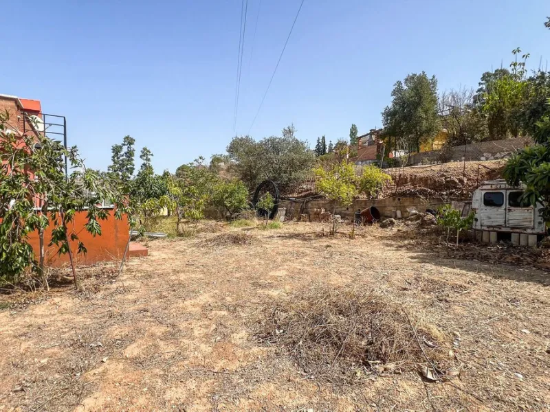 With 2,802 m2 of land and 373 m2 of usable space, we find this spacious house built in 2000 and with great possibilities.