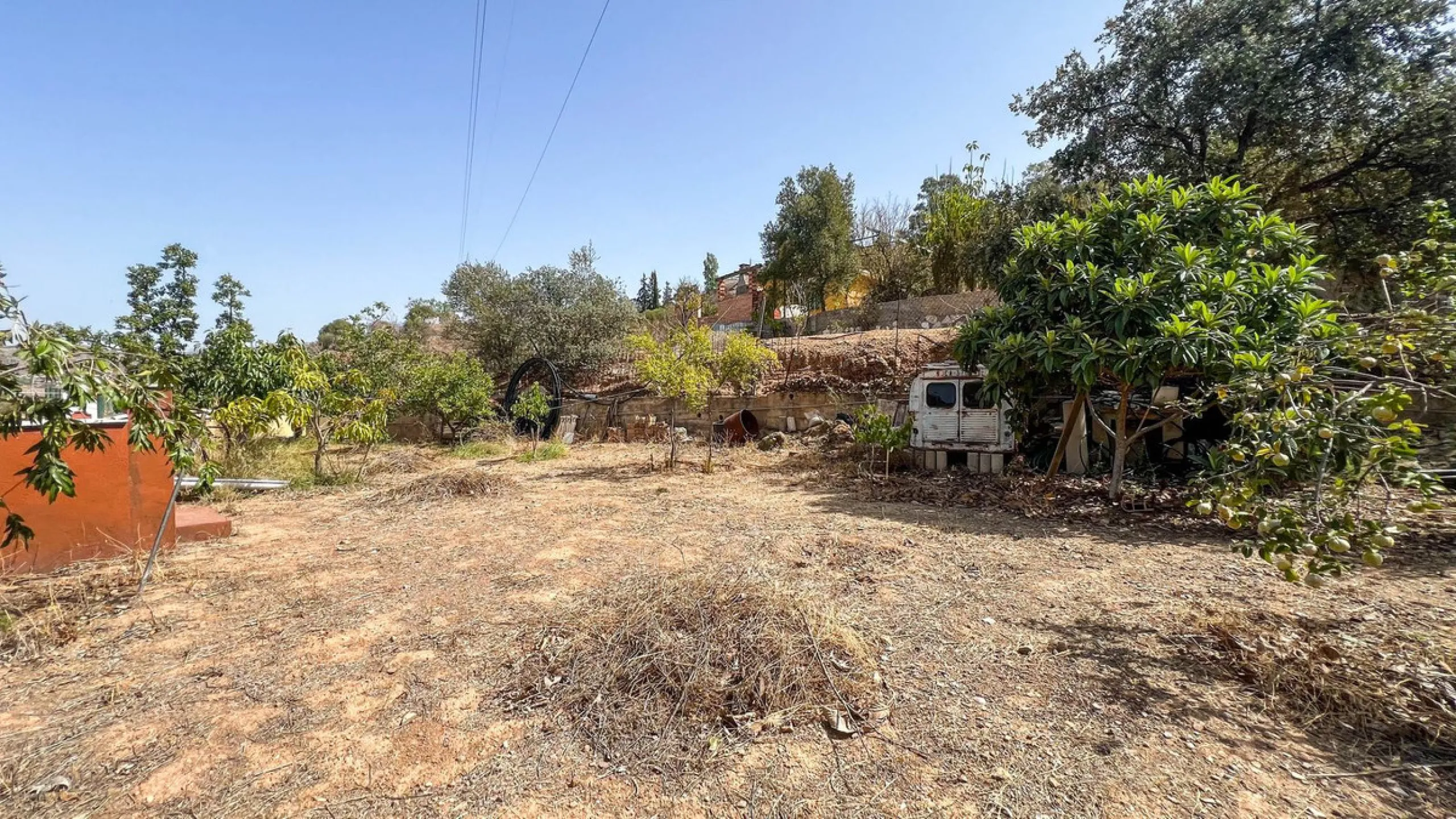 With 2,802 m2 of land and 373 m2 of usable space, we find this spacious house built in 2000 and with great possibilities.