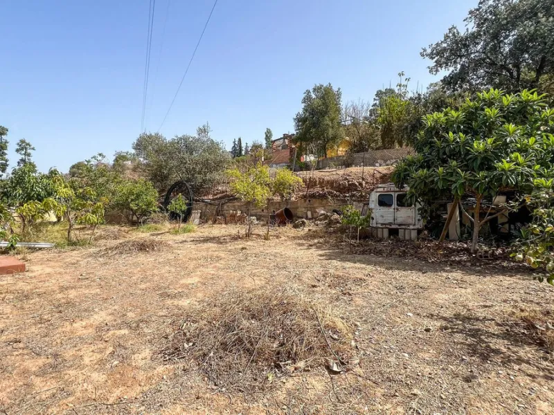 With 2,802 m2 of land and 373 m2 of usable space, we find this spacious house built in 2000 and with great possibilities.