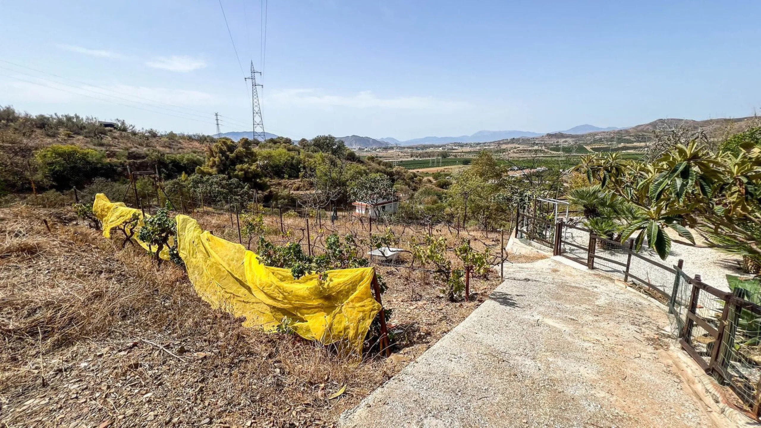 With 2,802 m2 of land and 373 m2 of usable space, we find this spacious house built in 2000 and with great possibilities.