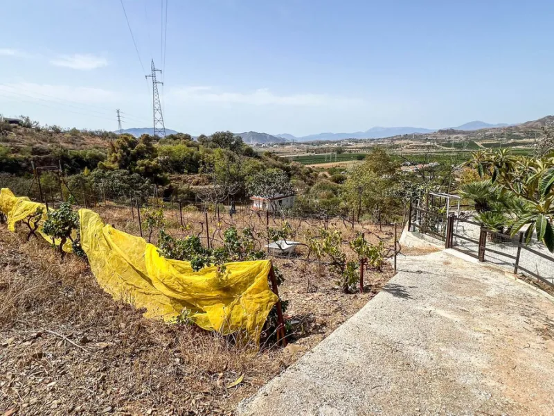 With 2,802 m2 of land and 373 m2 of usable space, we find this spacious house built in 2000 and with great possibilities.