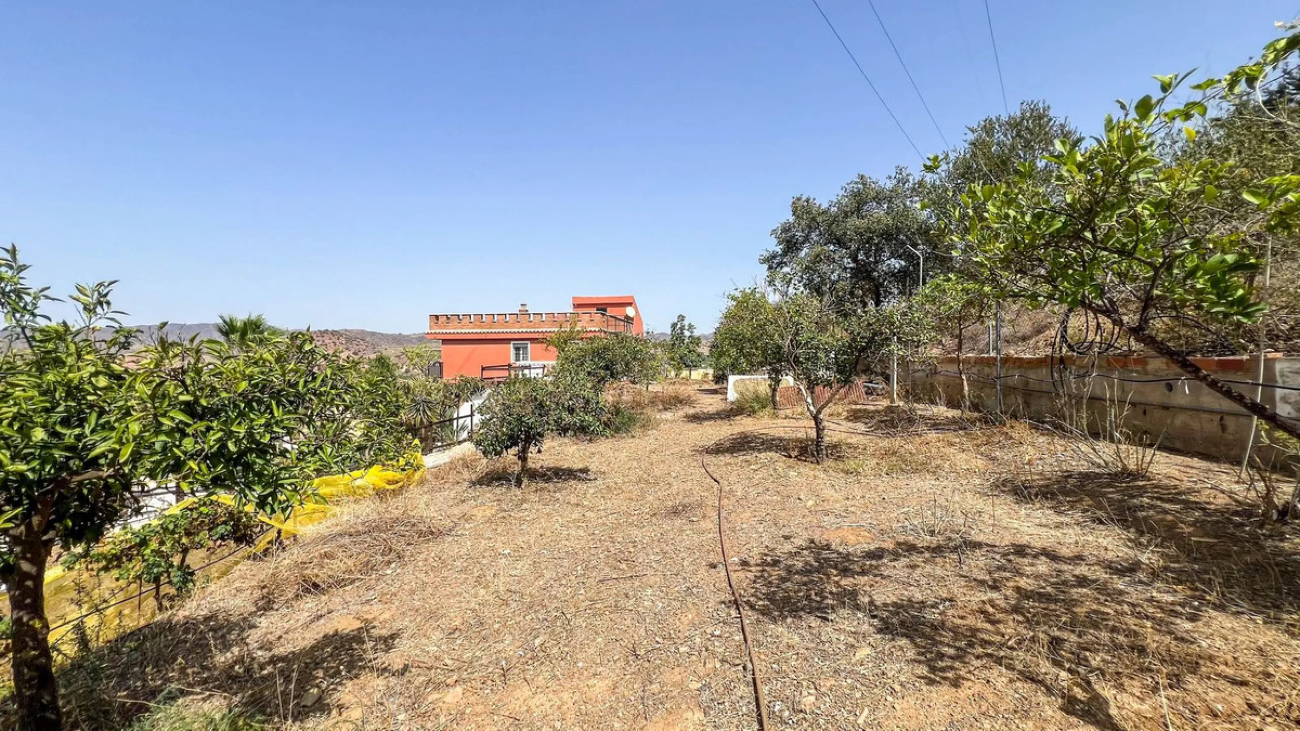 With 2,802 m2 of land and 373 m2 of usable space, we find this spacious house built in 2000 and with great possibilities.