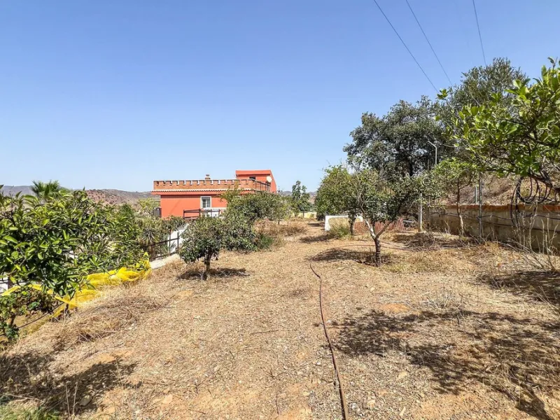 With 2,802 m2 of land and 373 m2 of usable space, we find this spacious house built in 2000 and with great possibilities.