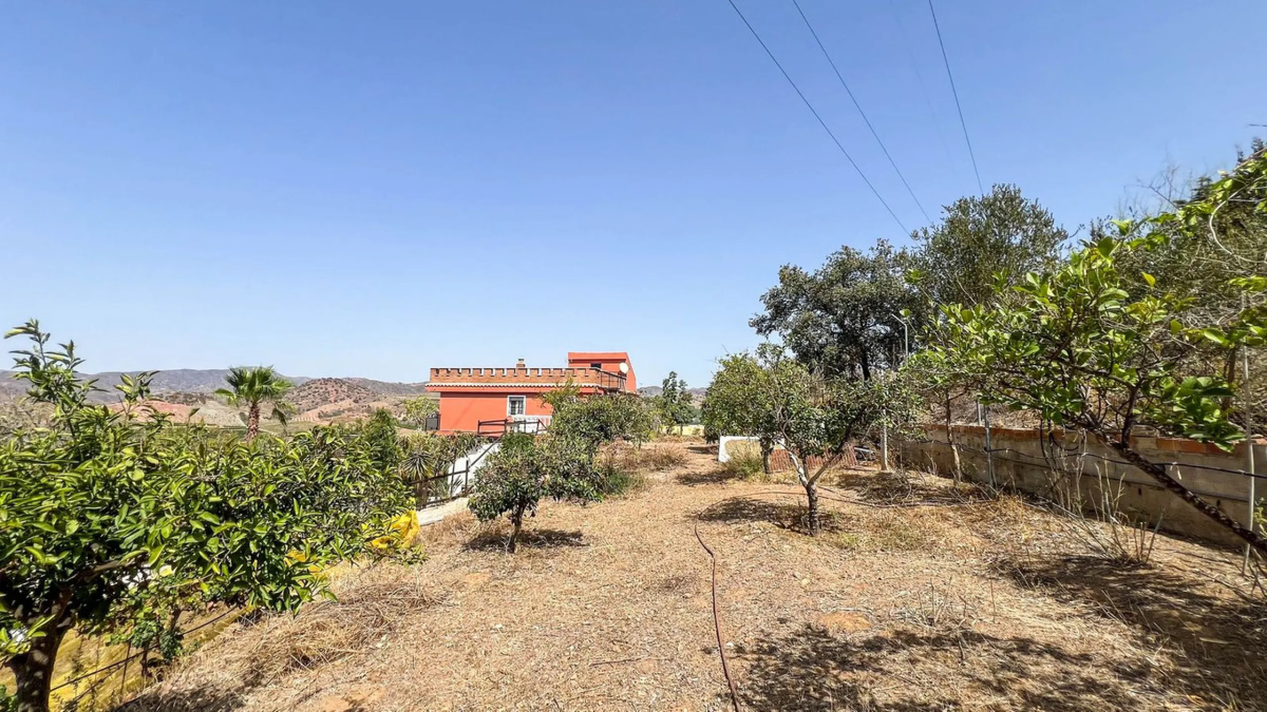 With 2,802 m2 of land and 373 m2 of usable space, we find this spacious house built in 2000 and with great possibilities.