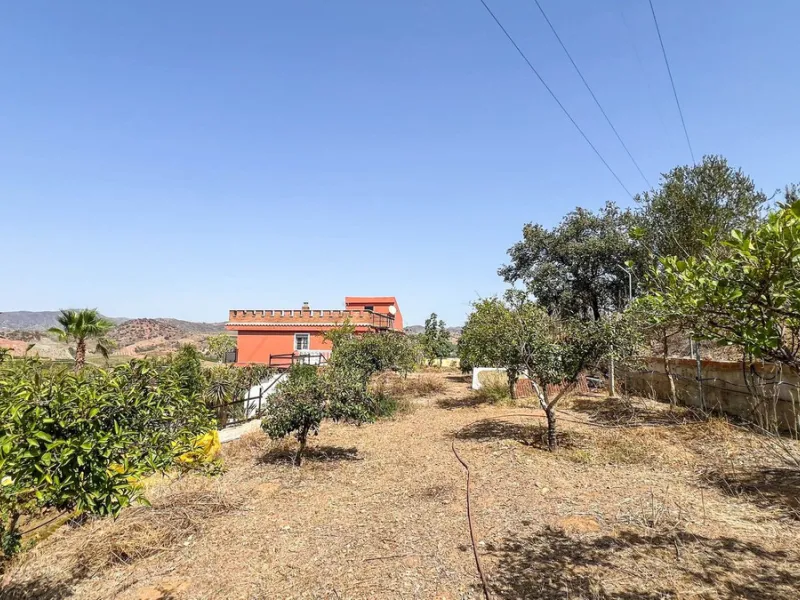 With 2,802 m2 of land and 373 m2 of usable space, we find this spacious house built in 2000 and with great possibilities.