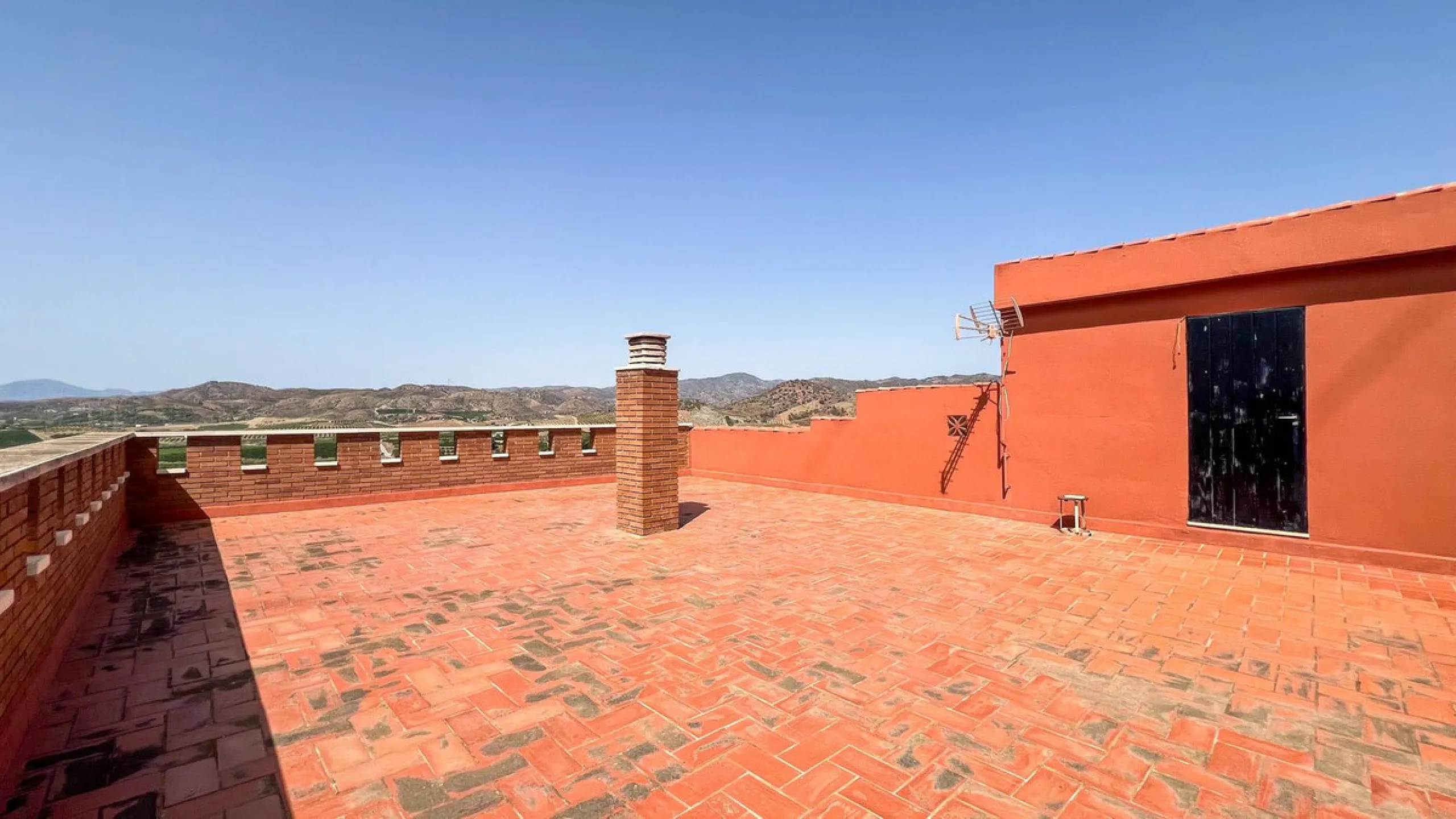 With 2,802 m2 of land and 373 m2 of usable space, we find this spacious house built in 2000 and with great possibilities.
