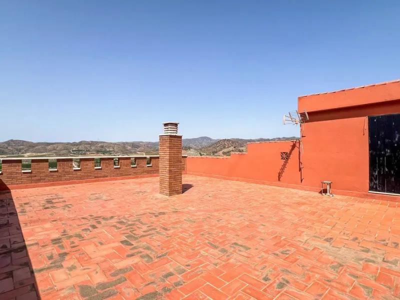 With 2,802 m2 of land and 373 m2 of usable space, we find this spacious house built in 2000 and with great possibilities.