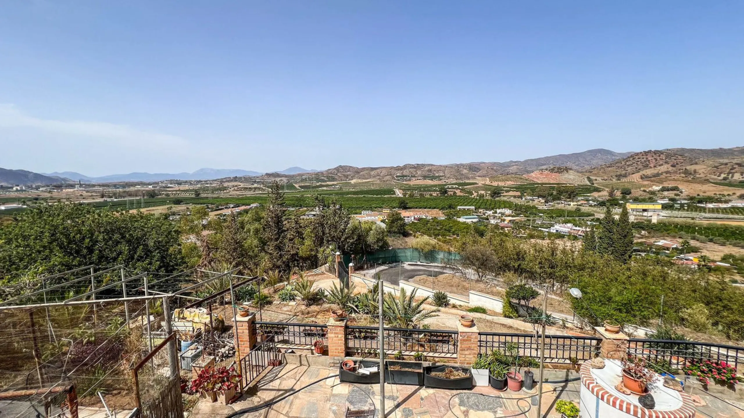 With 2,802 m2 of land and 373 m2 of usable space, we find this spacious house built in 2000 and with great possibilities.