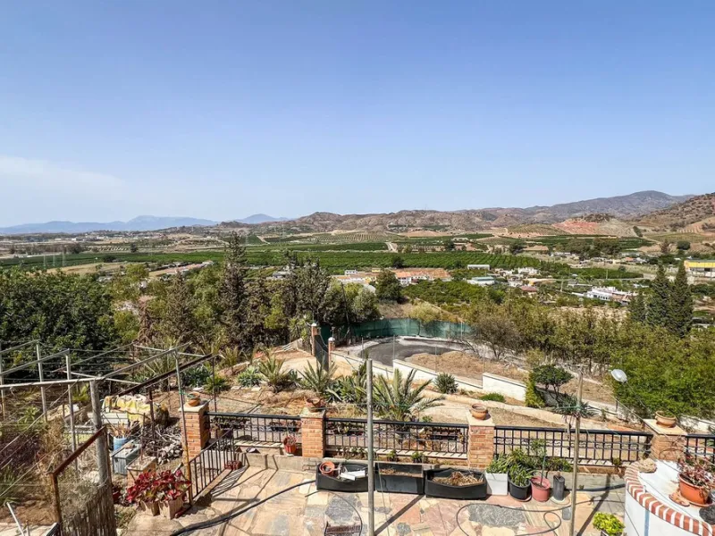 With 2,802 m2 of land and 373 m2 of usable space, we find this spacious house built in 2000 and with great possibilities.