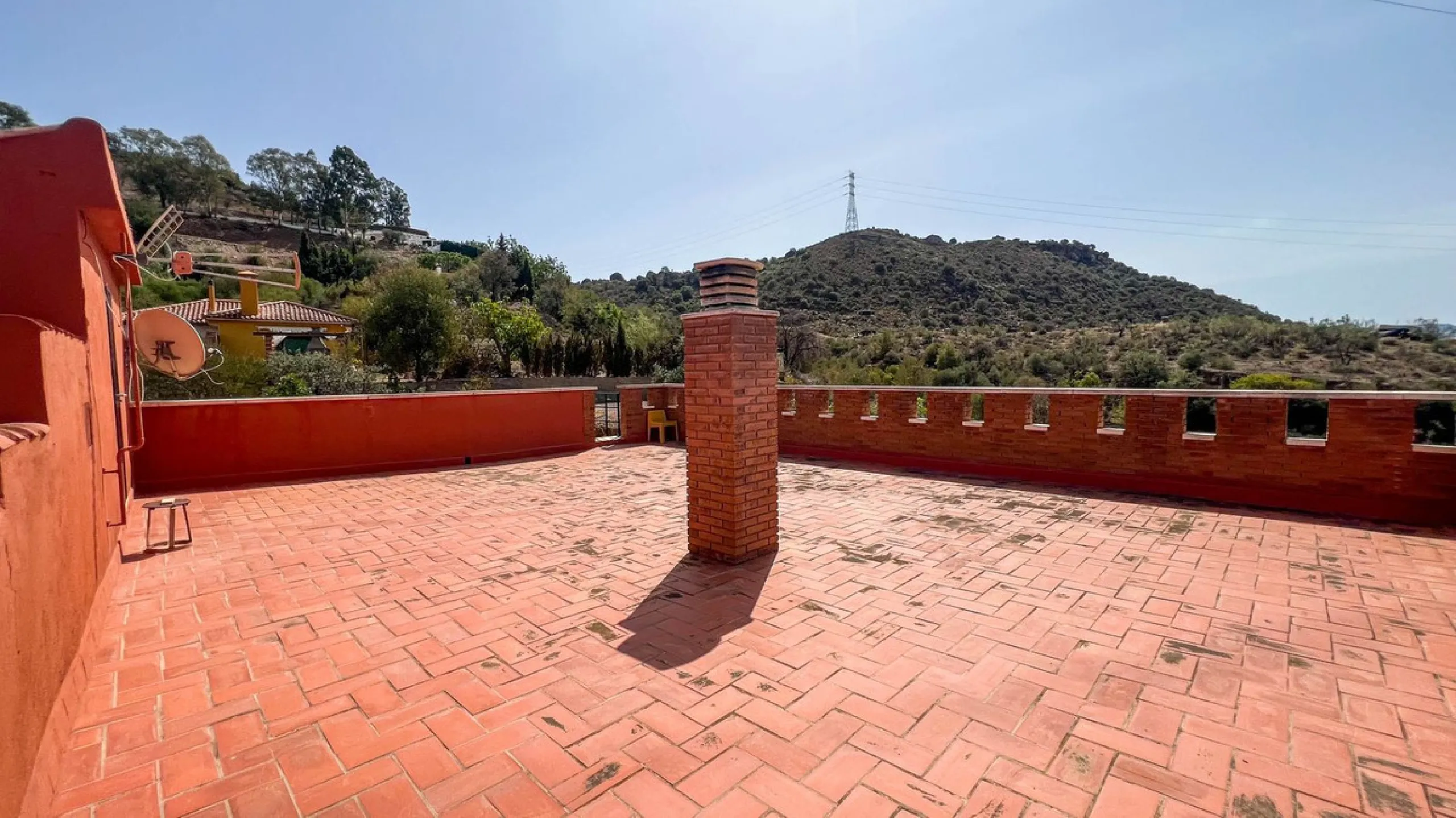With 2,802 m2 of land and 373 m2 of usable space, we find this spacious house built in 2000 and with great possibilities.