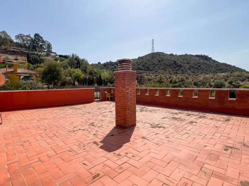 With 2,802 m2 of land and 373 m2 of usable space, we find this spacious house built in 2000 and with great possibilities.