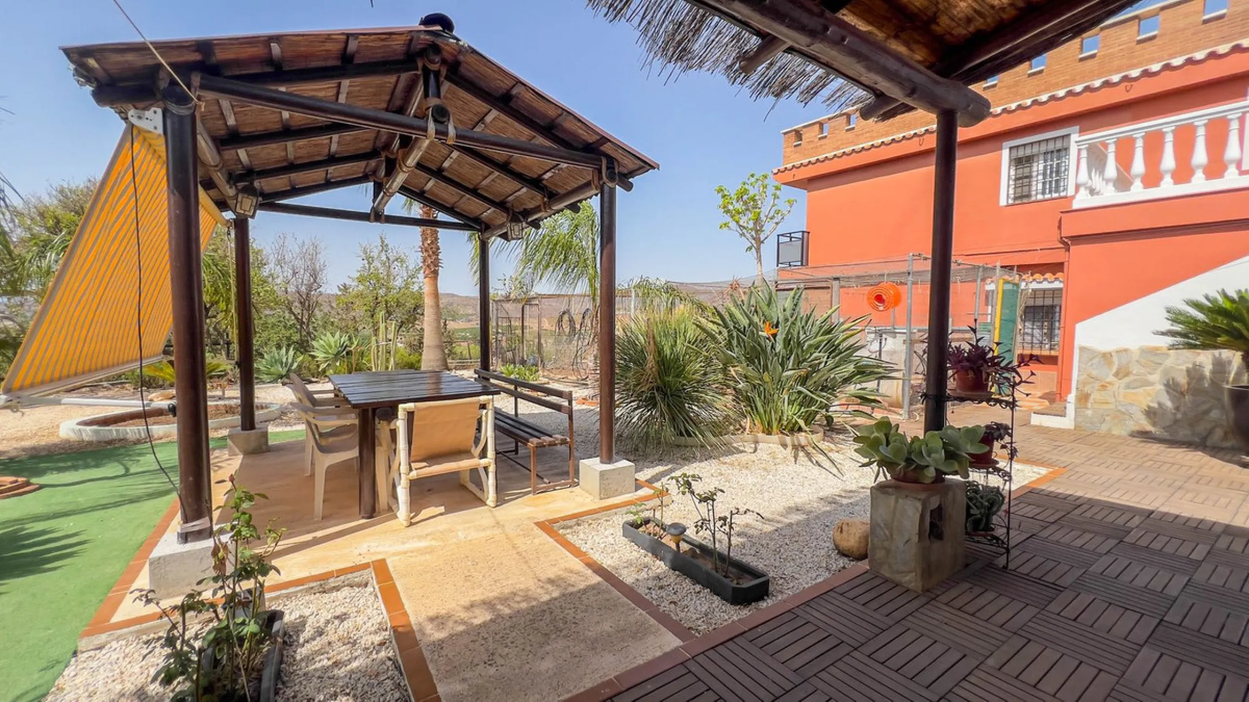 With 2,802 m2 of land and 373 m2 of usable space, we find this spacious house built in 2000 and with great possibilities.