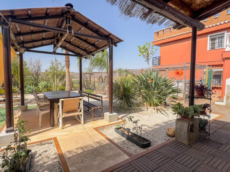With 2,802 m2 of land and 373 m2 of usable space, we find this spacious house built in 2000 and with great possibilities.