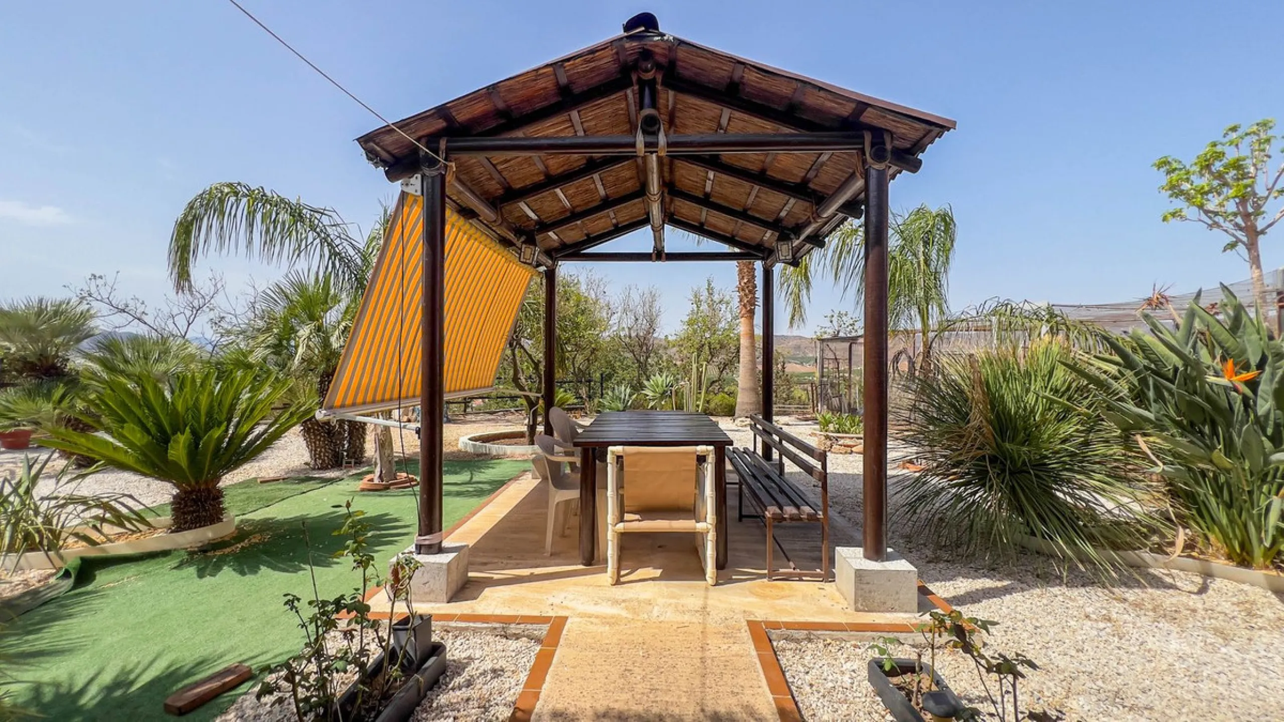 With 2,802 m2 of land and 373 m2 of usable space, we find this spacious house built in 2000 and with great possibilities.
