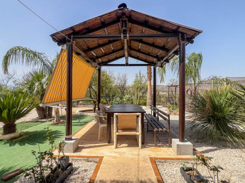 With 2,802 m2 of land and 373 m2 of usable space, we find this spacious house built in 2000 and with great possibilities.
