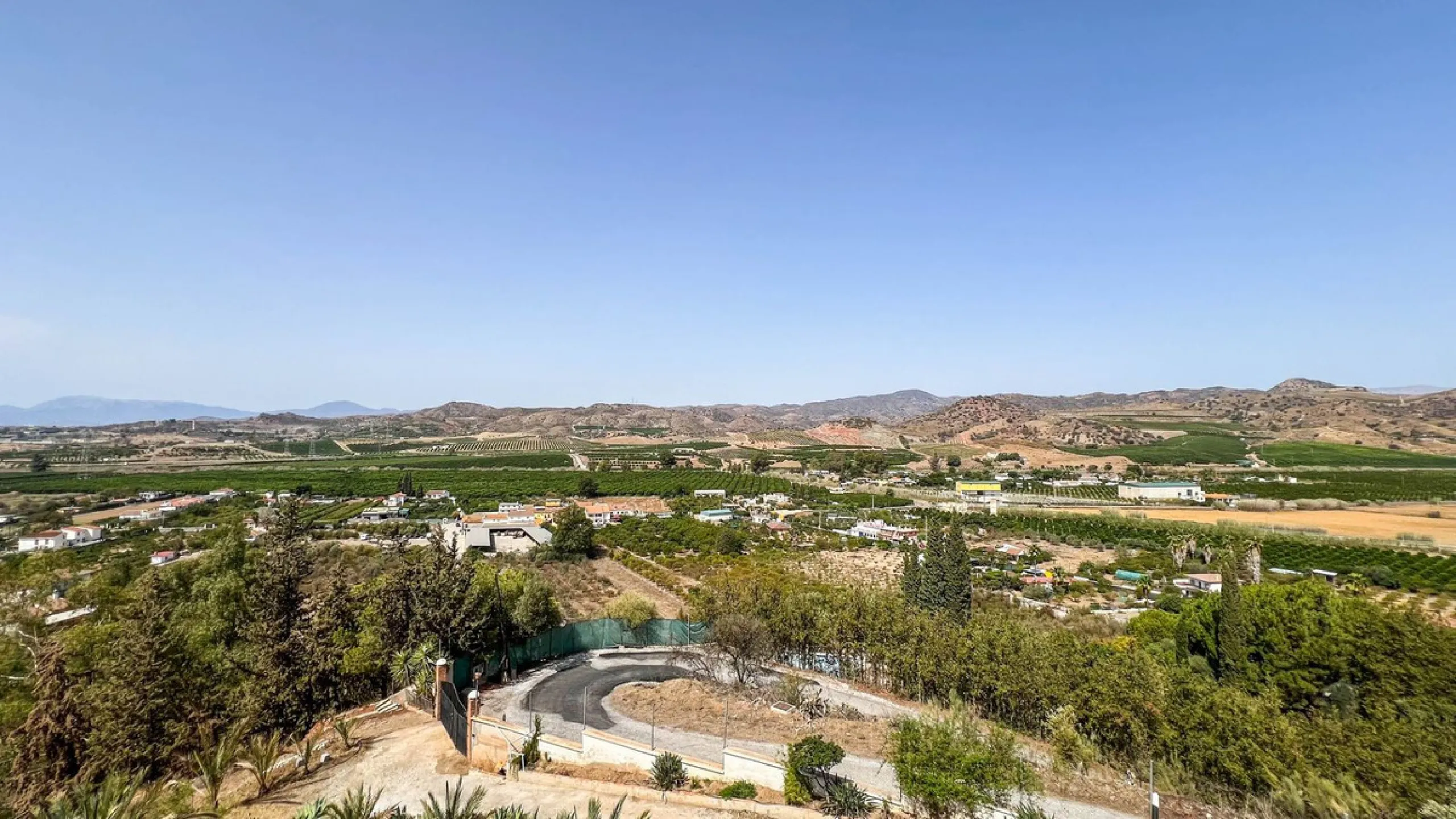 With 2,802 m2 of land and 373 m2 of usable space, we find this spacious house built in 2000 and with great possibilities.