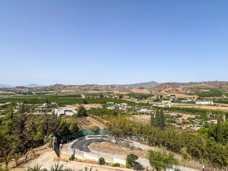 With 2,802 m2 of land and 373 m2 of usable space, we find this spacious house built in 2000 and with great possibilities.
