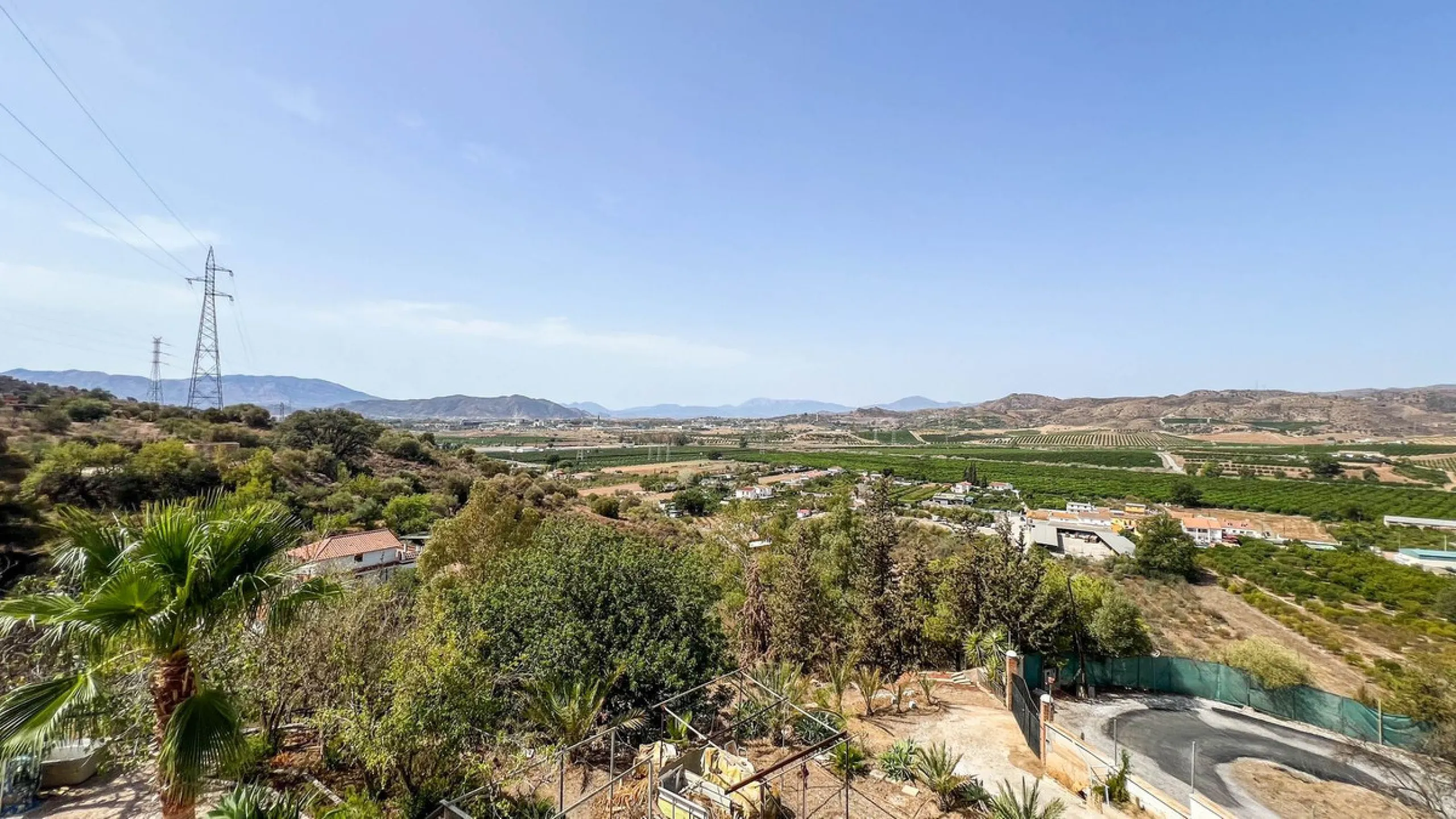 With 2,802 m2 of land and 373 m2 of usable space, we find this spacious house built in 2000 and with great possibilities.