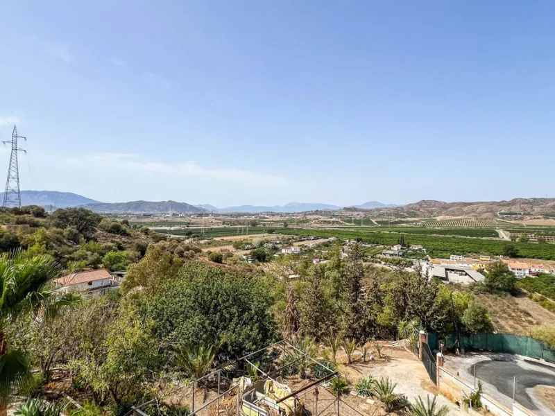 With 2,802 m2 of land and 373 m2 of usable space, we find this spacious house built in 2000 and with great possibilities.