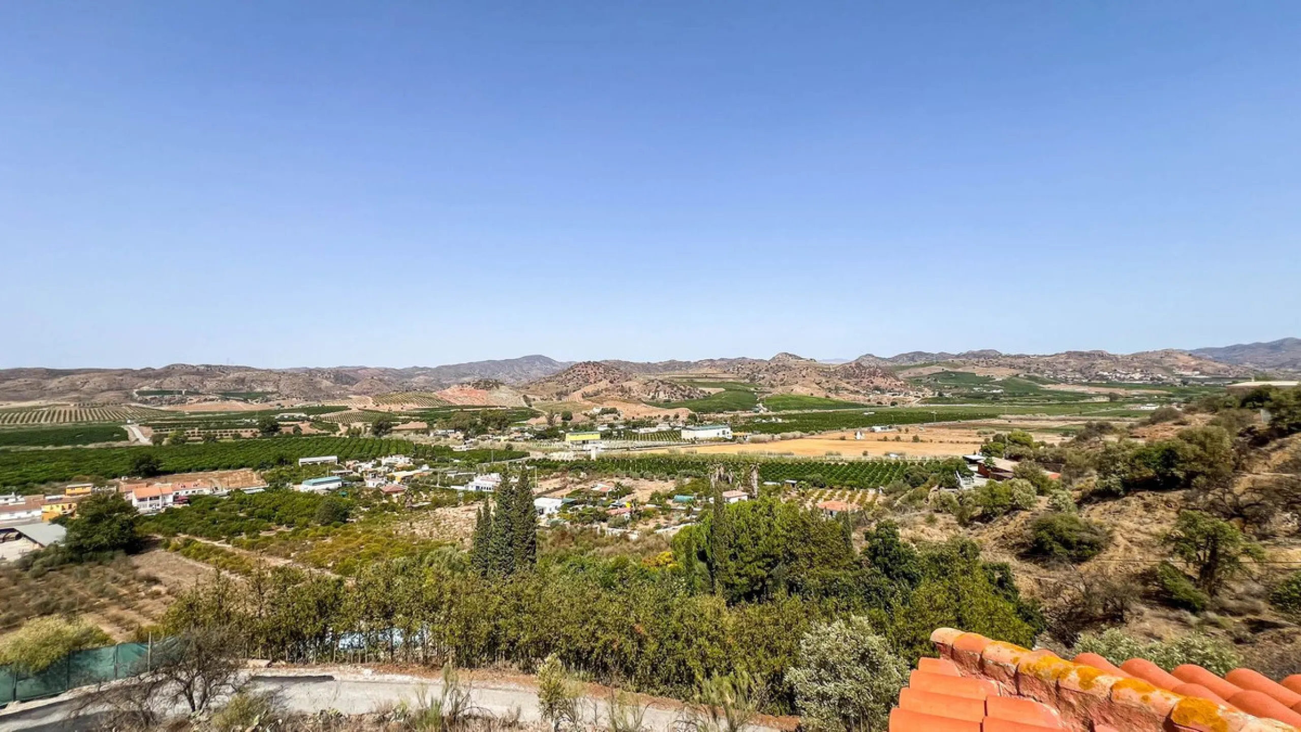With 2,802 m2 of land and 373 m2 of usable space, we find this spacious house built in 2000 and with great possibilities.