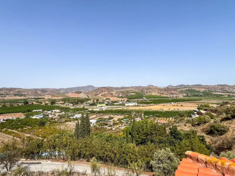 With 2,802 m2 of land and 373 m2 of usable space, we find this spacious house built in 2000 and with great possibilities.