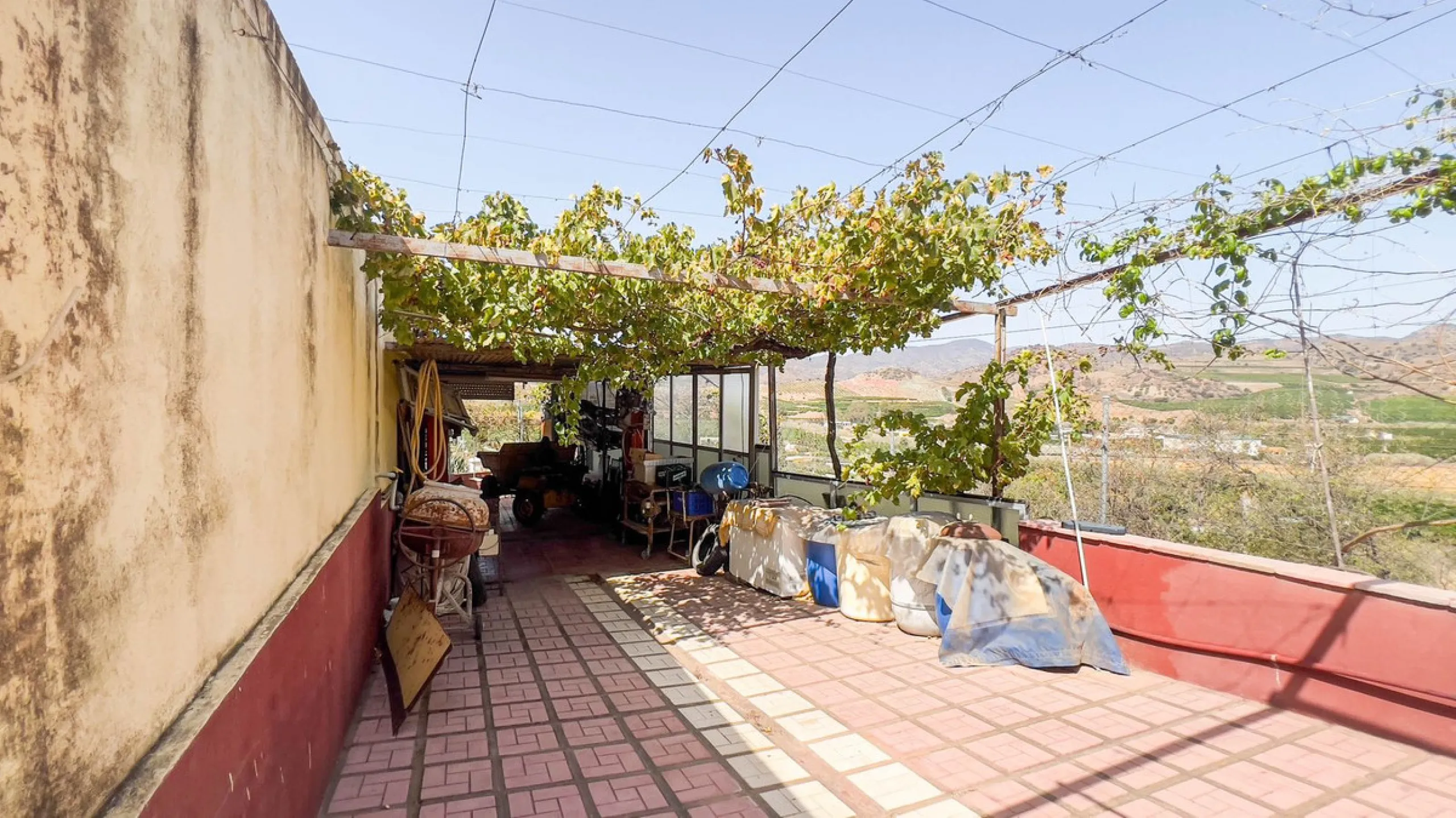 With 2,802 m2 of land and 373 m2 of usable space, we find this spacious house built in 2000 and with great possibilities.