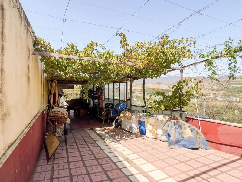 With 2,802 m2 of land and 373 m2 of usable space, we find this spacious house built in 2000 and with great possibilities.