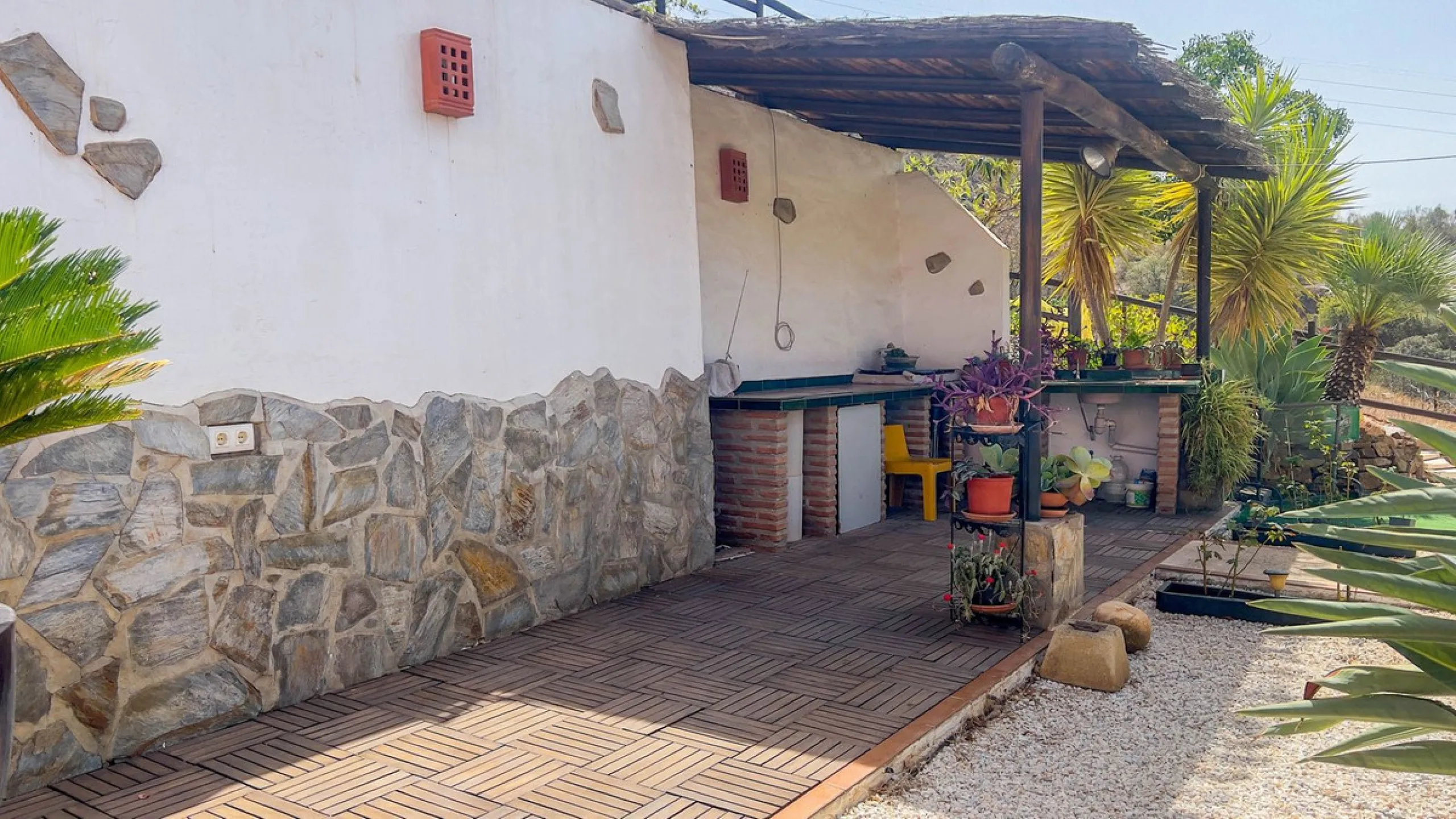 With 2,802 m2 of land and 373 m2 of usable space, we find this spacious house built in 2000 and with great possibilities.
