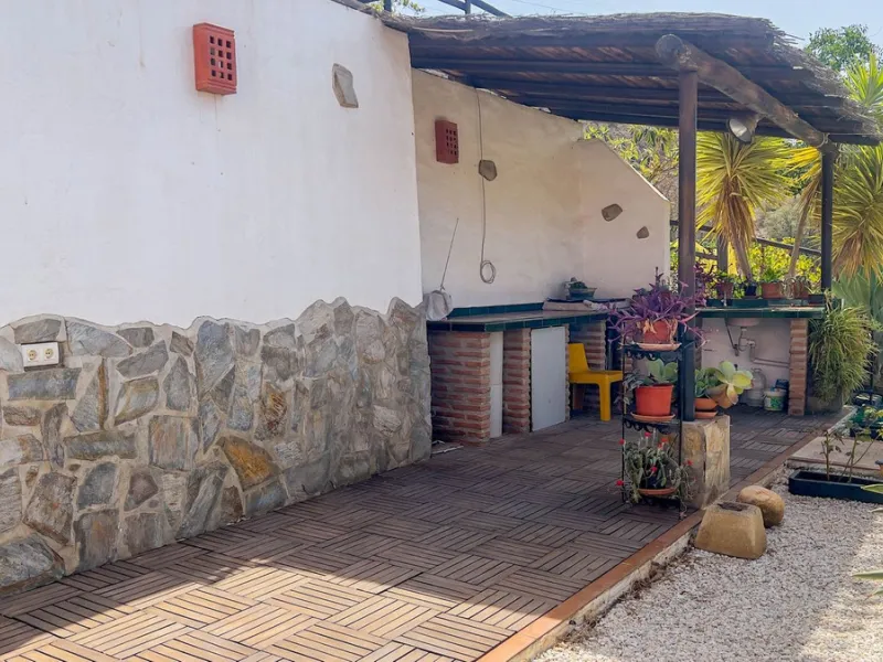 With 2,802 m2 of land and 373 m2 of usable space, we find this spacious house built in 2000 and with great possibilities.