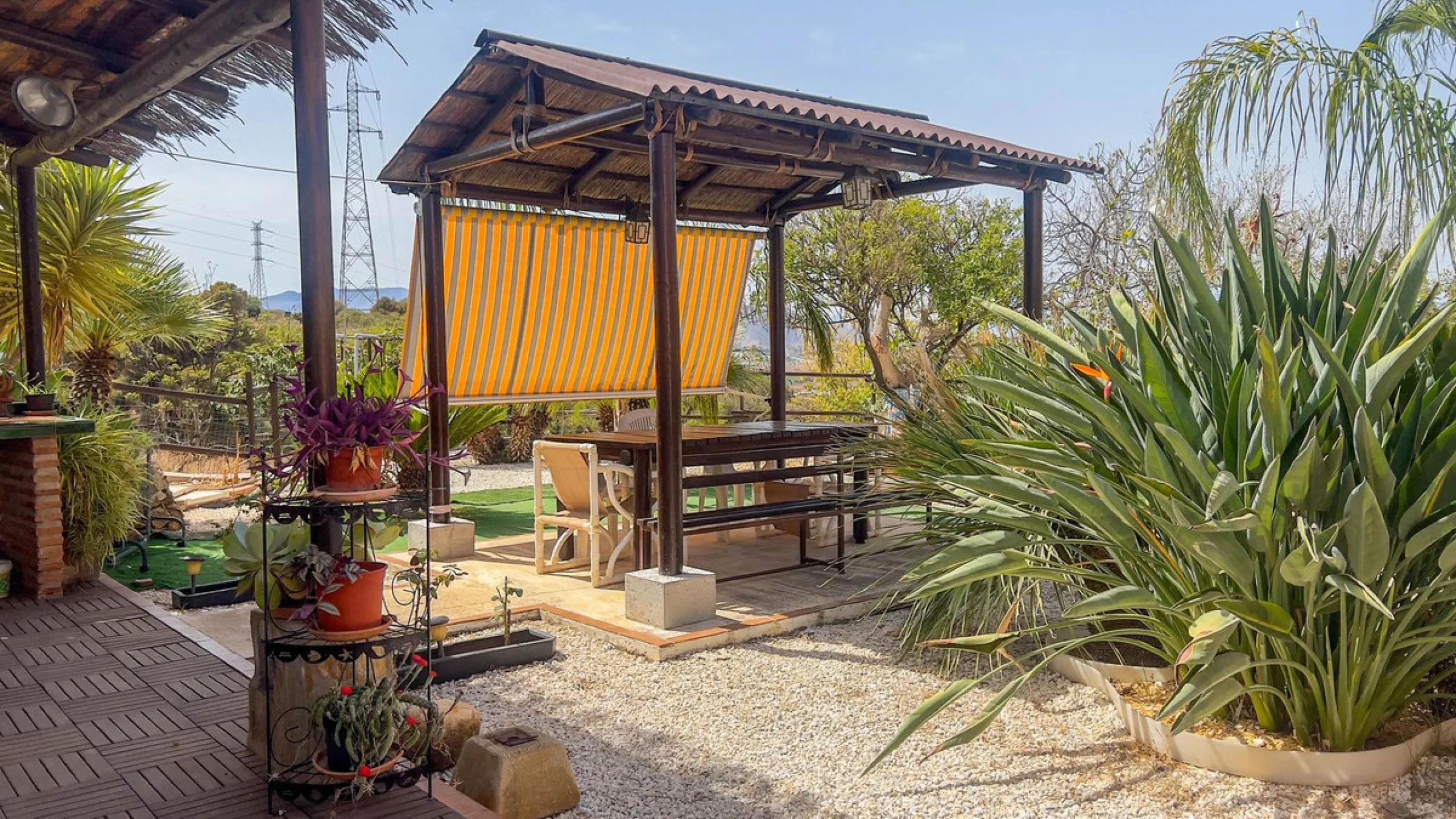 With 2,802 m2 of land and 373 m2 of usable space, we find this spacious house built in 2000 and with great possibilities.