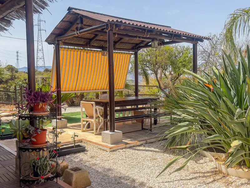 With 2,802 m2 of land and 373 m2 of usable space, we find this spacious house built in 2000 and with great possibilities.