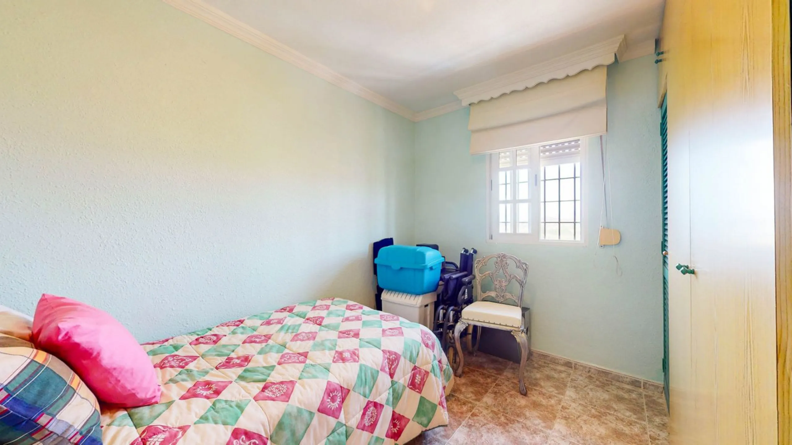 With 2,802 m2 of land and 373 m2 of usable space, we find this spacious house built in 2000 and with great possibilities.