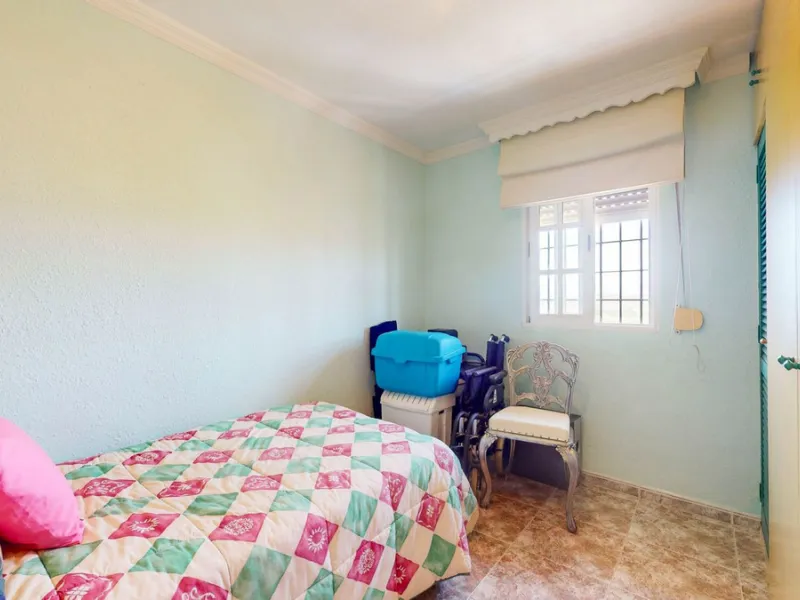 With 2,802 m2 of land and 373 m2 of usable space, we find this spacious house built in 2000 and with great possibilities.