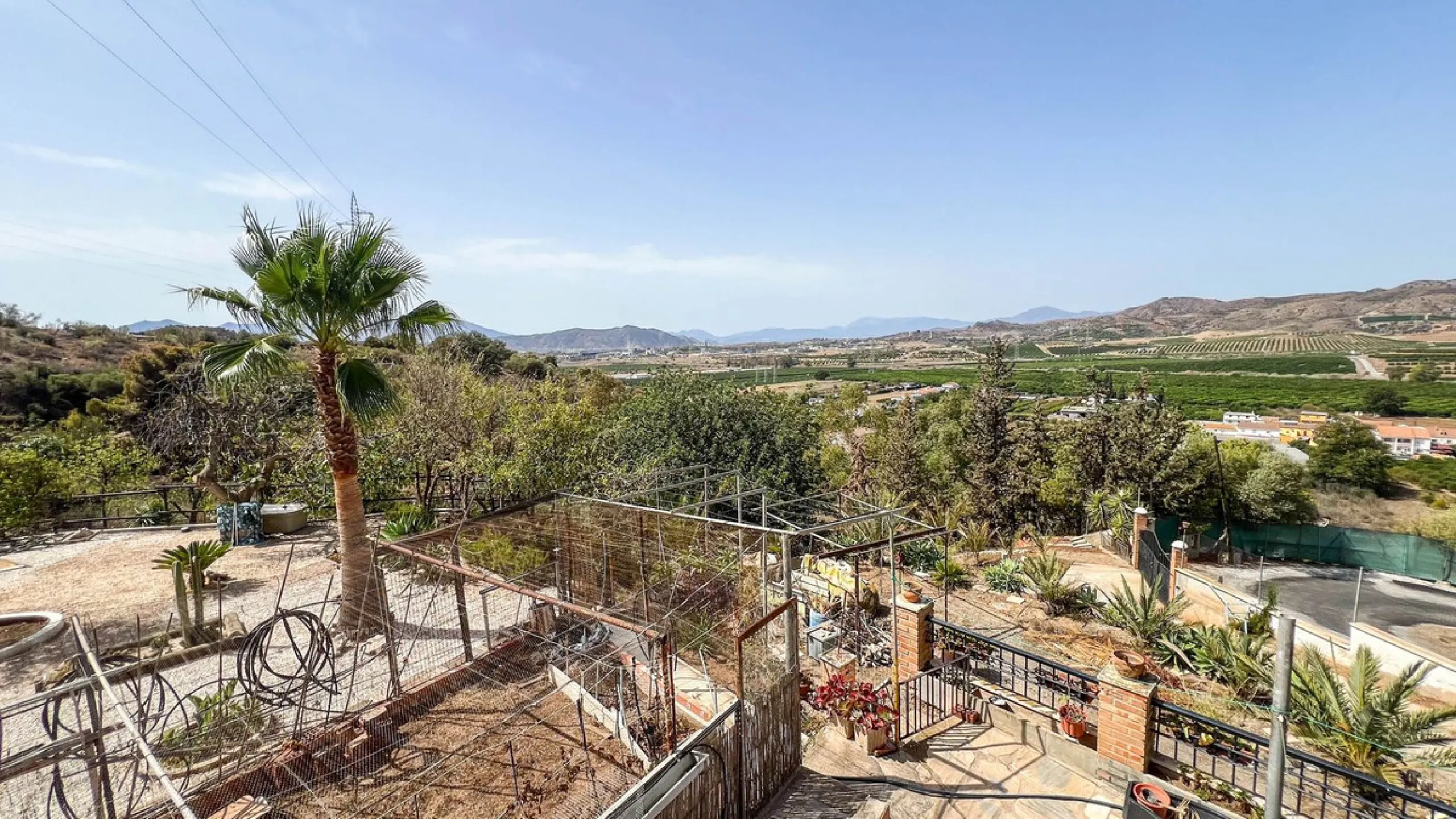 With 2,802 m2 of land and 373 m2 of usable space, we find this spacious house built in 2000 and with great possibilities.