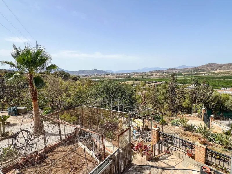 With 2,802 m2 of land and 373 m2 of usable space, we find this spacious house built in 2000 and with great possibilities.