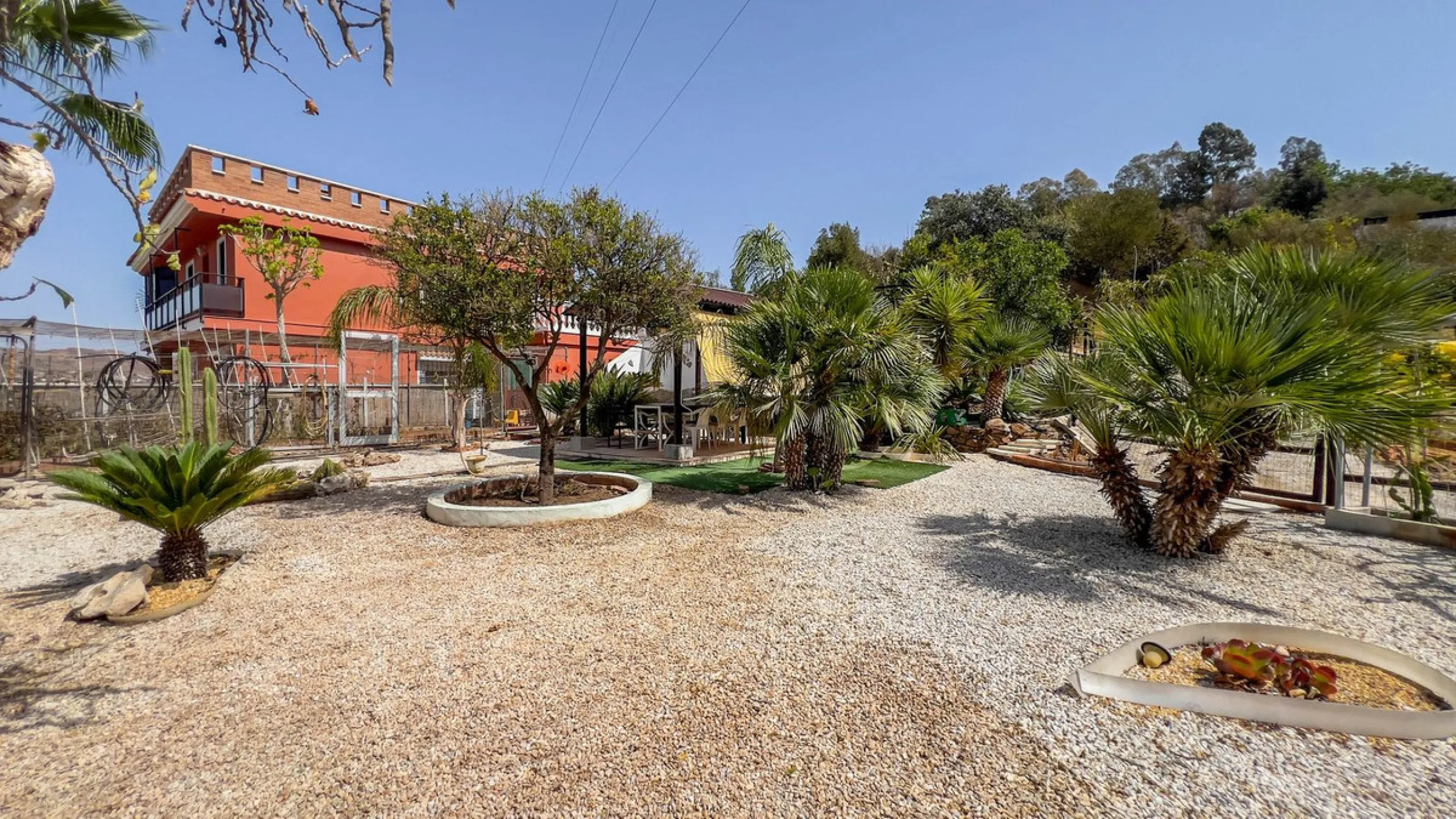 With 2,802 m2 of land and 373 m2 of usable space, we find this spacious house built in 2000 and with great possibilities.