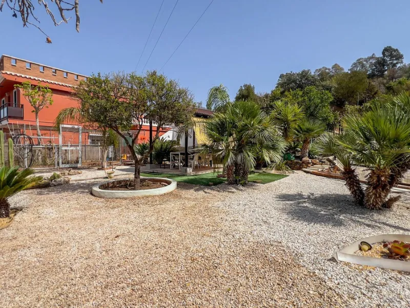 With 2,802 m2 of land and 373 m2 of usable space, we find this spacious house built in 2000 and with great possibilities.