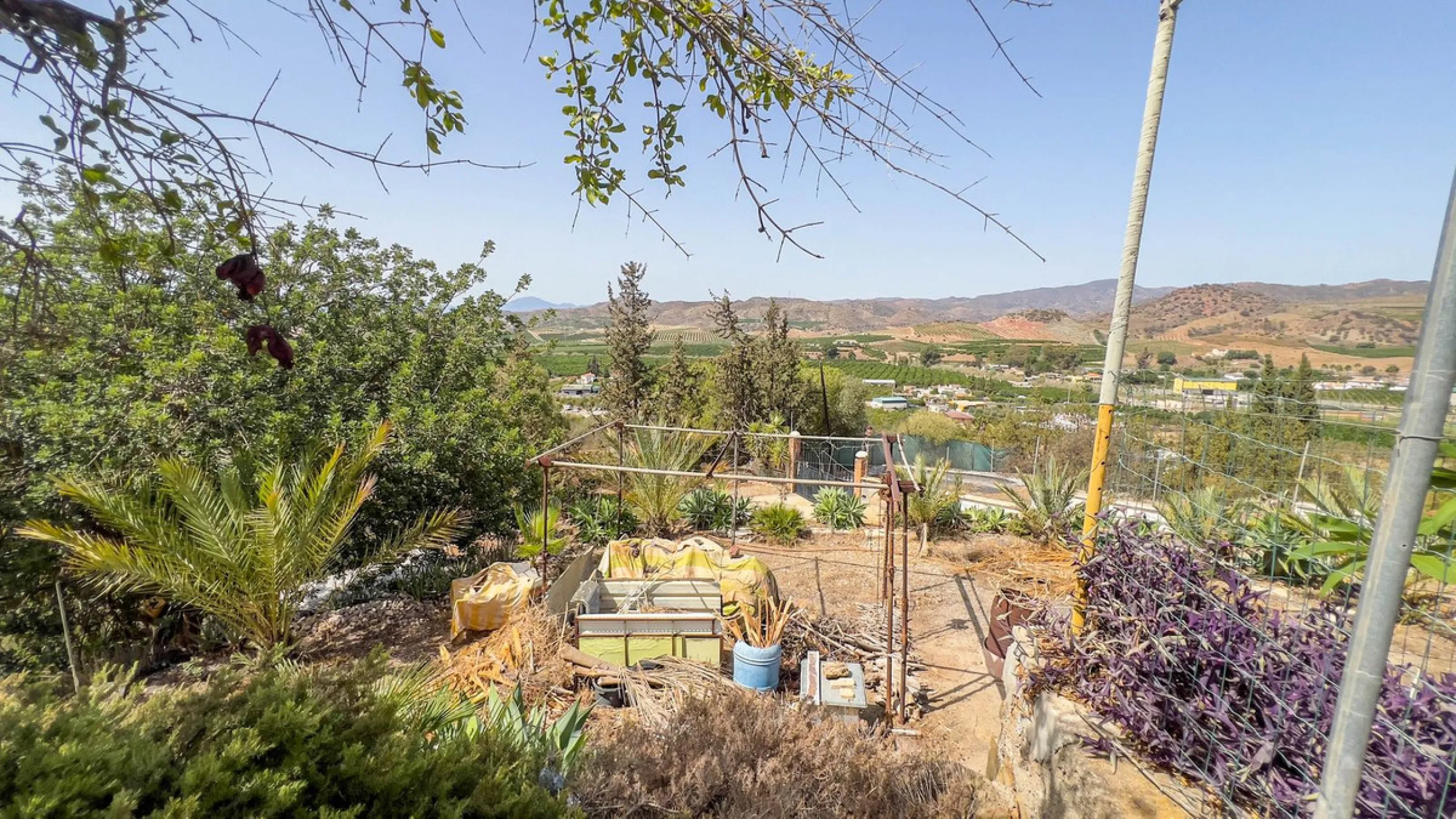 With 2,802 m2 of land and 373 m2 of usable space, we find this spacious house built in 2000 and with great possibilities.