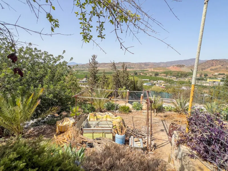 With 2,802 m2 of land and 373 m2 of usable space, we find this spacious house built in 2000 and with great possibilities.