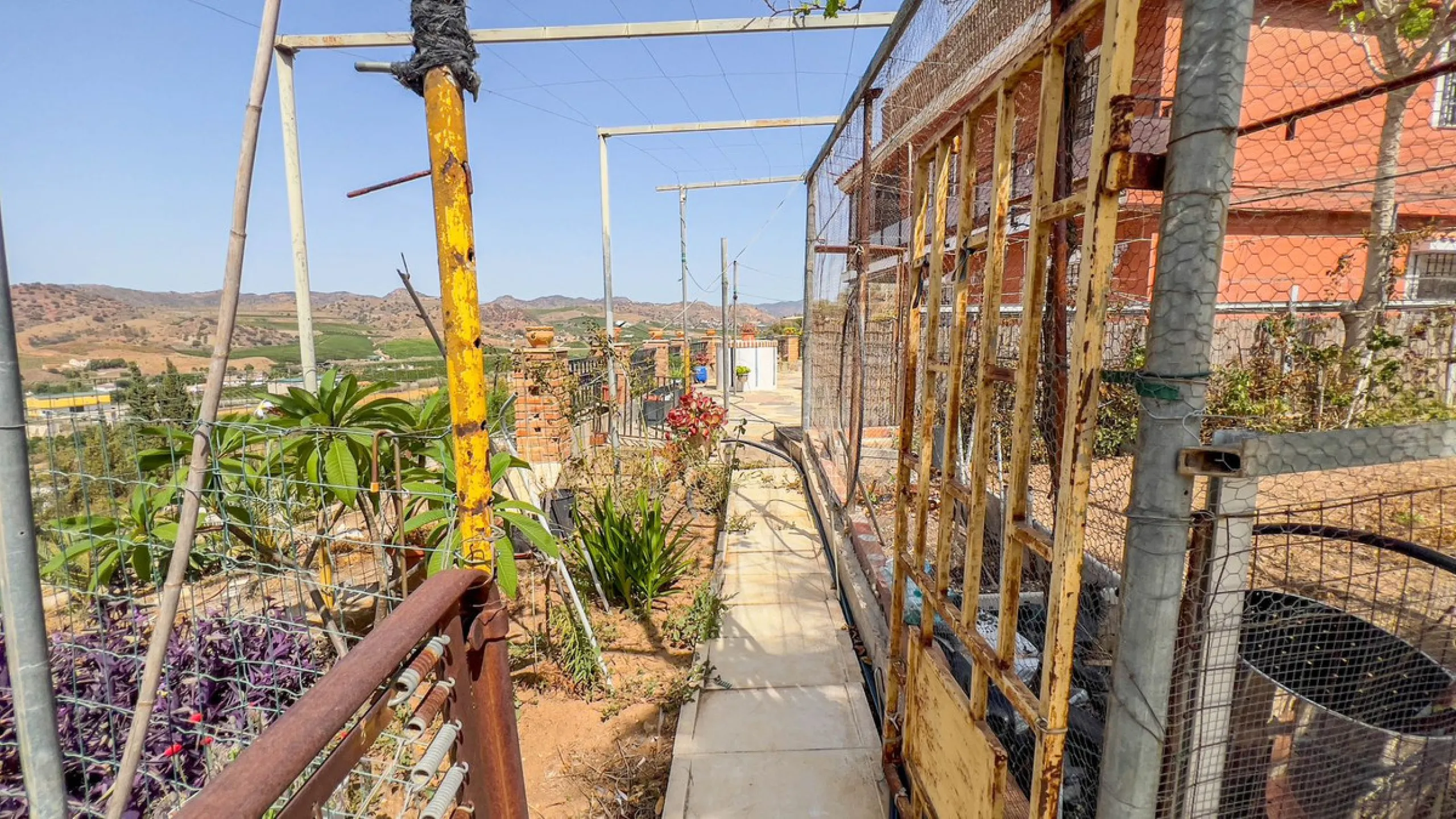 With 2,802 m2 of land and 373 m2 of usable space, we find this spacious house built in 2000 and with great possibilities.