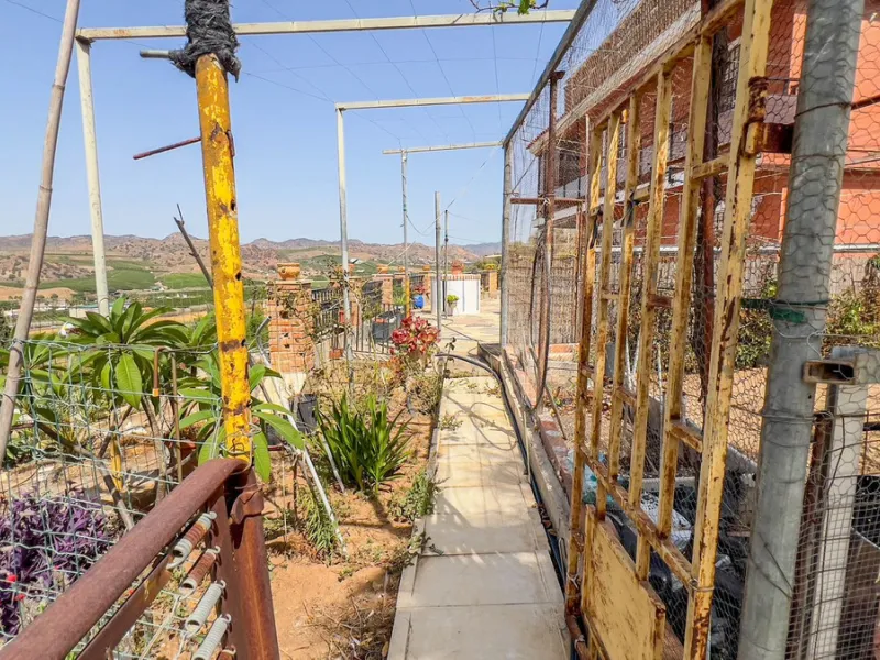 With 2,802 m2 of land and 373 m2 of usable space, we find this spacious house built in 2000 and with great possibilities.