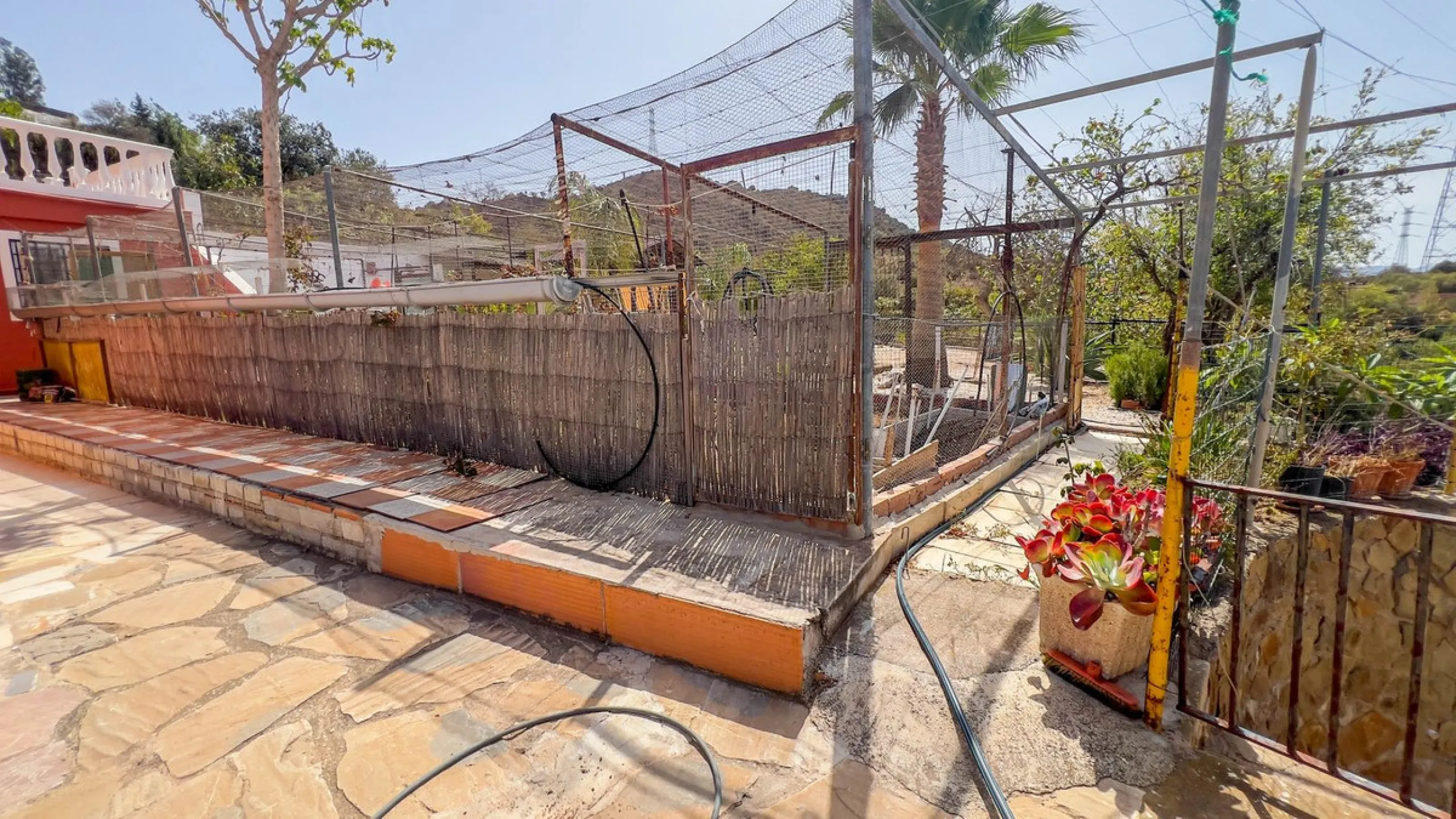 With 2,802 m2 of land and 373 m2 of usable space, we find this spacious house built in 2000 and with great possibilities.