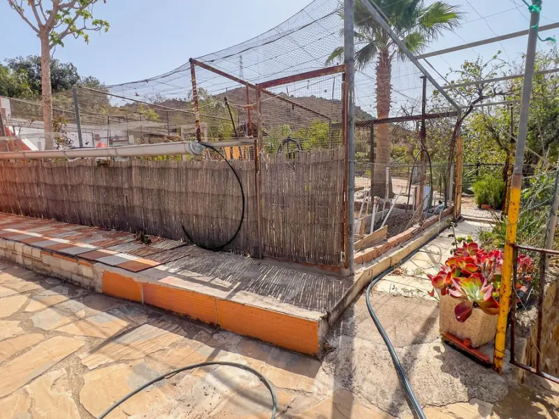 With 2,802 m2 of land and 373 m2 of usable space, we find this spacious house built in 2000 and with great possibilities.