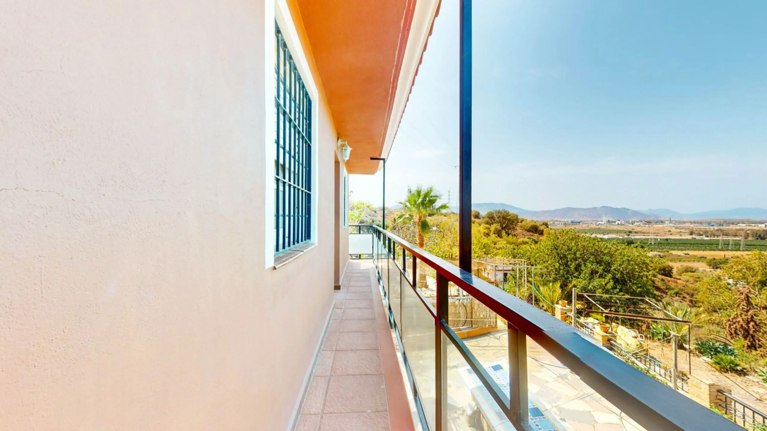 With 2,802 m2 of land and 373 m2 of usable space, we find this spacious house built in 2000 and with great possibilities.