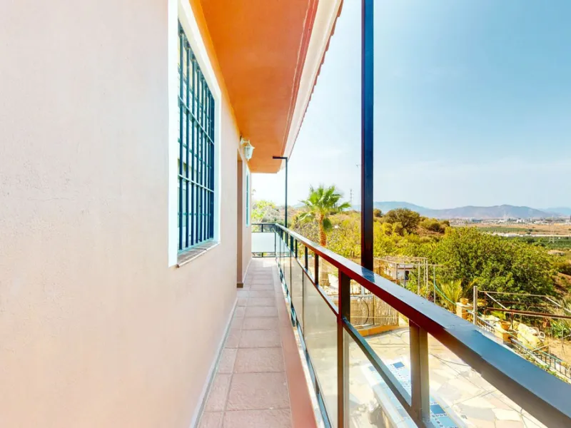 With 2,802 m2 of land and 373 m2 of usable space, we find this spacious house built in 2000 and with great possibilities.