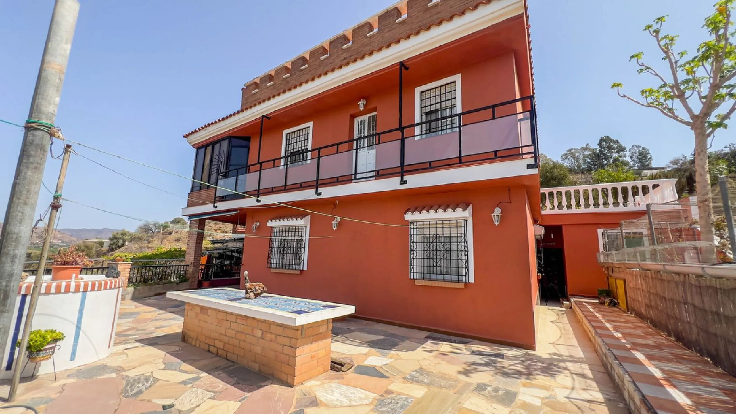 With 2,802 m2 of land and 373 m2 of usable space, we find this spacious house built in 2000 and with great possibilities.