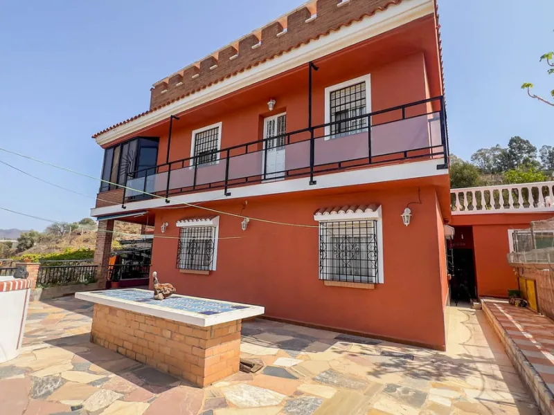 With 2,802 m2 of land and 373 m2 of usable space, we find this spacious house built in 2000 and with great possibilities.