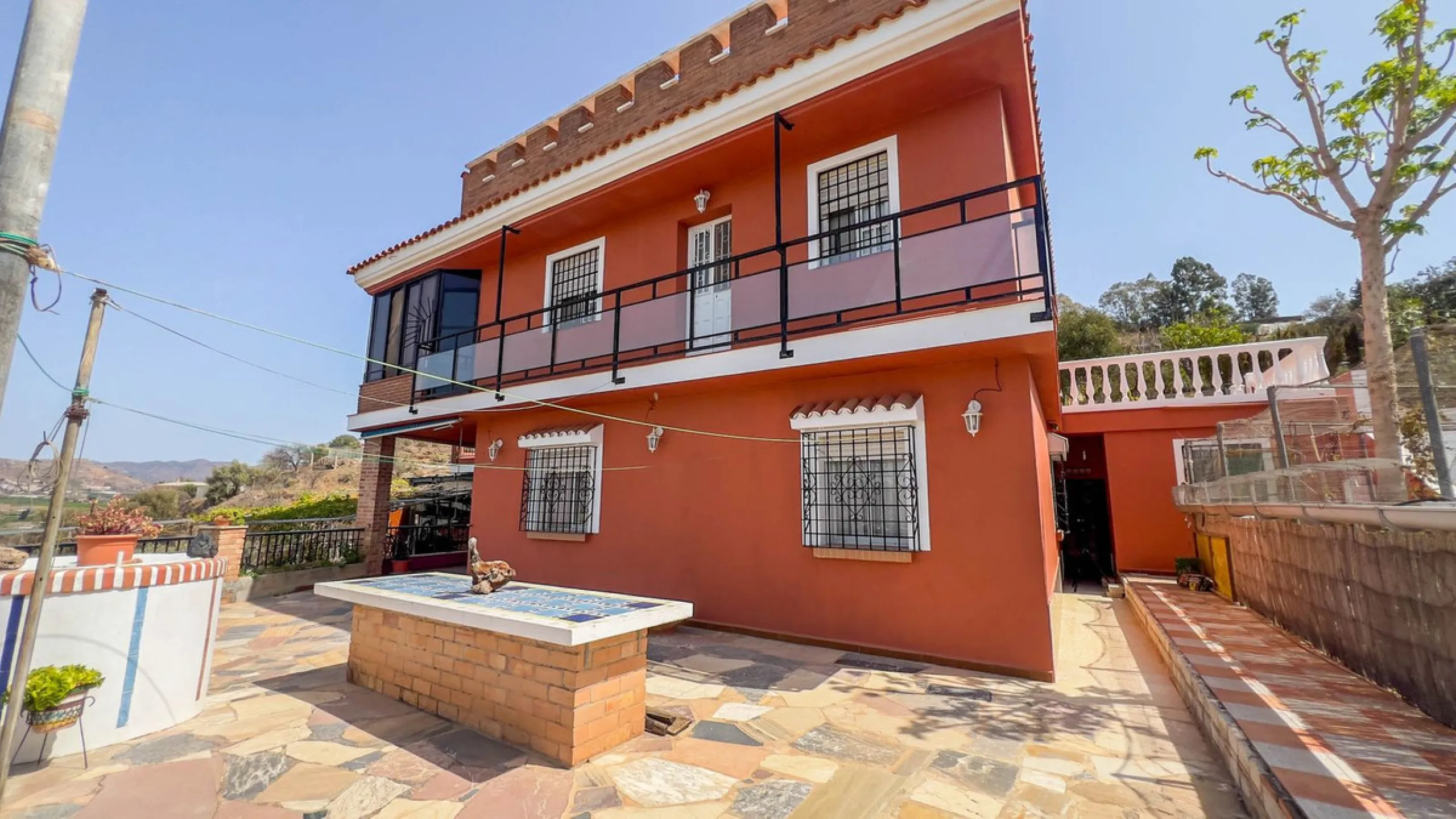 With 2,802 m2 of land and 373 m2 of usable space, we find this spacious house built in 2000 and with great possibilities.