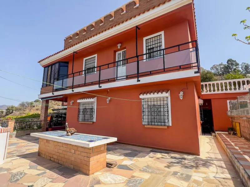 With 2,802 m2 of land and 373 m2 of usable space, we find this spacious house built in 2000 and with great possibilities.