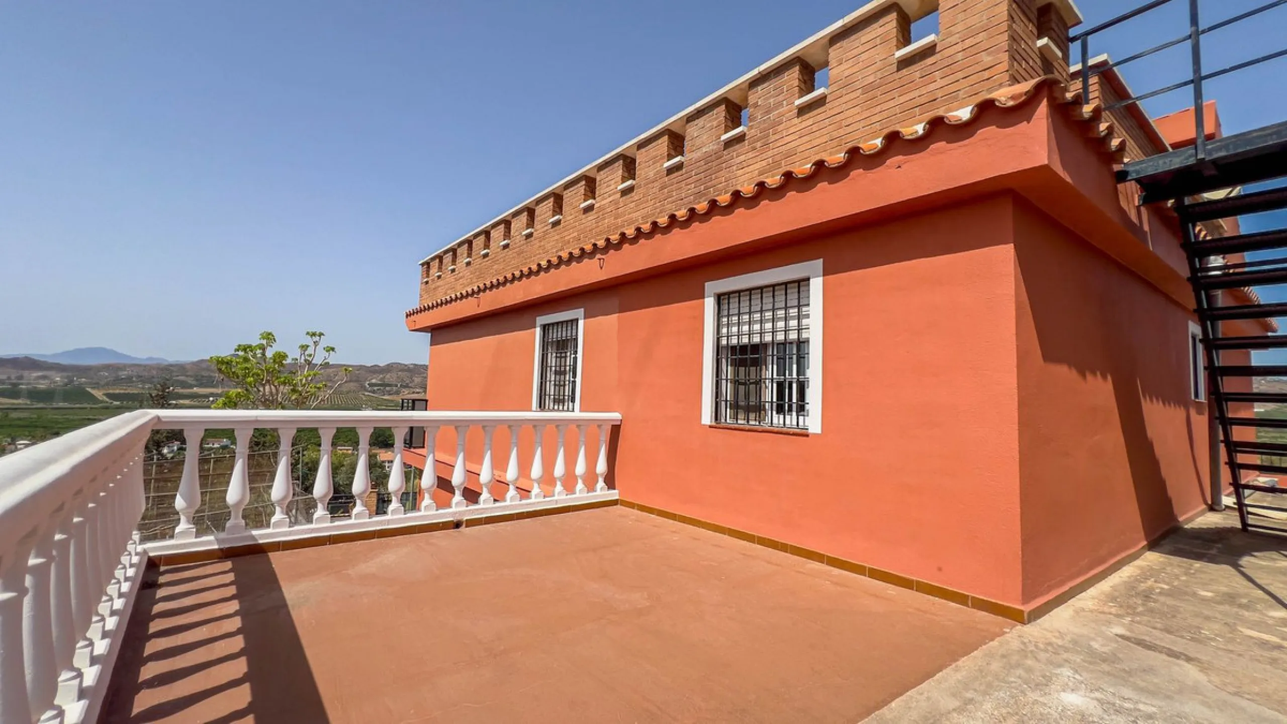 With 2,802 m2 of land and 373 m2 of usable space, we find this spacious house built in 2000 and with great possibilities.